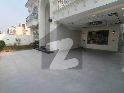 Unoccupied Prime Location Lower Portion Of 10 Marla Is Available For Rent In Wapda Town