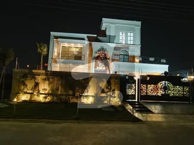 ایل ڈی اے ایوینیو لاہور میں 6 کمروں کا 1 کنال مکان 6.5 کروڑ میں برائے فروخت۔