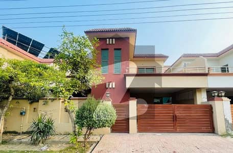 12 MARLA 5 BEDROOMS SD HOUSE AVAILABLE FOR SALE