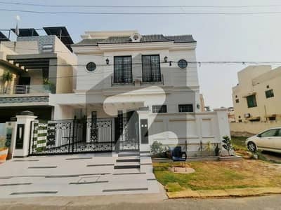 طارق گارڈنز لاہور میں 5 کمروں کا 10 مرلہ مکان 5.6 کروڑ میں برائے فروخت۔