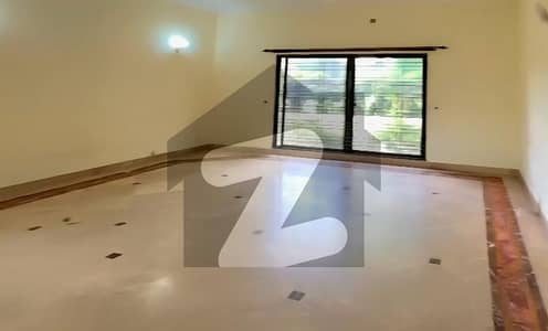 Cavalry 16 Marla Corner 7 Bedrooms Basement House