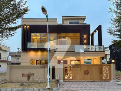 بحریہ ٹاؤن فیز 8 بحریہ ٹاؤن راولپنڈی,راولپنڈی میں 5 کمروں کا 13 مرلہ مکان 4.25 کروڑ میں برائے فروخت۔