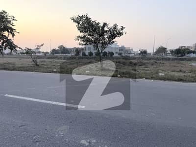Top Location Plot No. 1572 Block T, DHA Phase 8 on 70 Feet Road