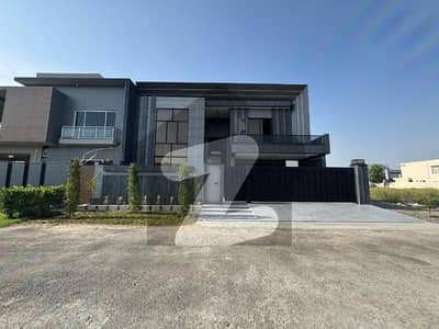 1 KANAL FACING PARK HOUSE FOR SALE IN PRIME LOCATION OF IEP ENGINEERING TOWN