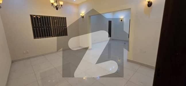 ڈی ایچ اے فیز 8 ڈی ایچ اے ڈیفینس,کراچی میں 3 کمروں کا 1 کنال زیریں پورشن 3.0 لاکھ میں کرایہ پر دستیاب ہے۔