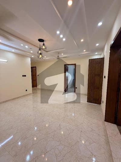 10 MARLA BRAND NEW 1ST FLOOR AVAILABLE FOR RENT