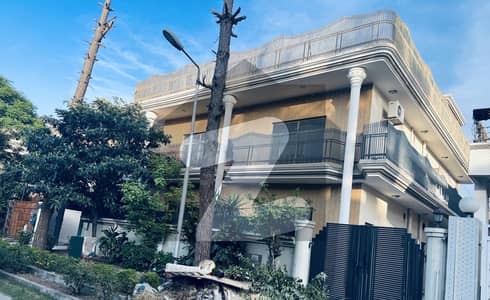 آئی ۔ 8/2 آئی ۔ 8,اسلام آباد میں 7 کمروں کا 1 کنال مکان 5.5 لاکھ میں کرایہ پر دستیاب ہے۔