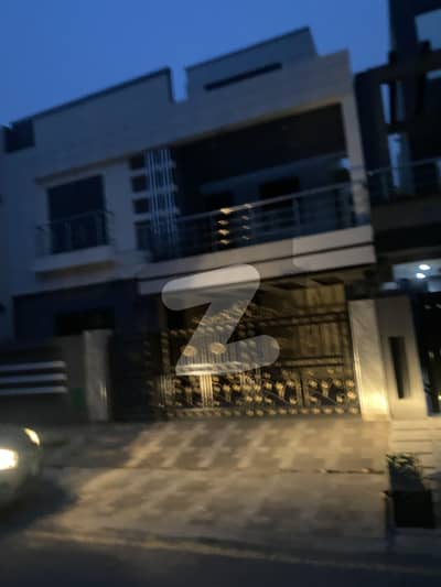 بحریہ نشیمن ۔ زِنیا بحریہ نشیمن,لاہور میں 5 کمروں کا 8 مرلہ مکان 2.15 کروڑ میں برائے فروخت۔