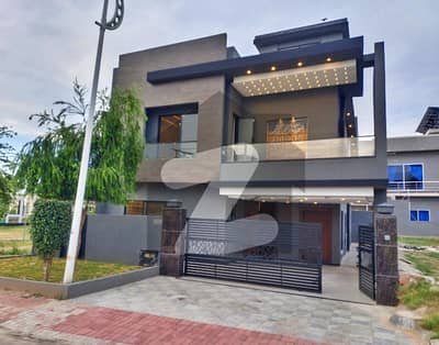 10 Marla 80-ft wide Rd House at very prime location