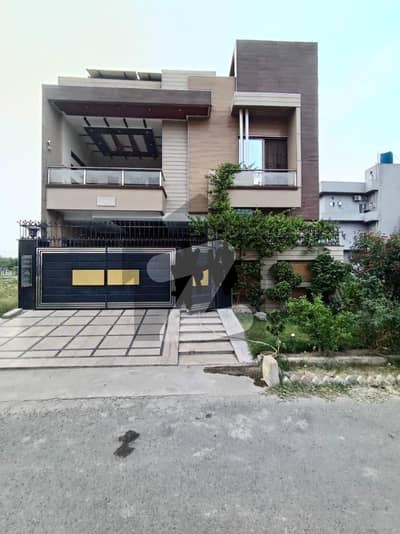 ایل ڈی اے ایوینیو لاہور میں 5 کمروں کا 10 مرلہ مکان 3.35 کروڑ میں برائے فروخت۔