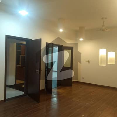 10 MARLA 3 BEDROOM HOUSE AVAILABLE FOR SALE