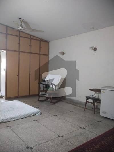 10 Marla House For Sale In DHA Phase 3 Block Z 3 Bedrooms, Servant Quarter, Store