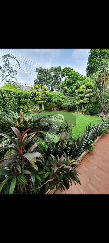 2 KANAL FACING PARK HOT LOCATION