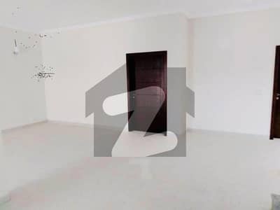 3 Bed DDL 200 Sq Yd Villa FOR SALE. All Amenities Nearby Including Parks, Mosques And Gallery