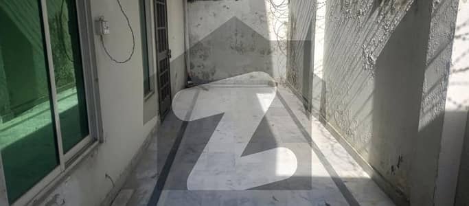 ای ۔ 11/2 ای ۔ 11,اسلام آباد میں 2 کمروں کا 8 مرلہ زیریں پورشن 90.0 ہزار میں کرایہ پر دستیاب ہے۔