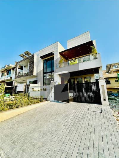 30x60 LUXURY TRIPLE STORY HOUSE AVAILABLE FOR RENT IN D-12/3
