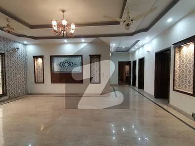 ازمیر ٹاؤن لاہور میں 5 کمروں کا 1 کنال مکان 8.5 کروڑ میں برائے فروخت۔