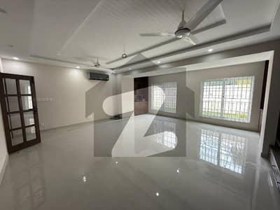 ایف ۔ 7 اسلام آباد میں 6 کمروں کا 1 کنال مکان 13.0 لاکھ میں کرایہ پر دستیاب ہے۔
