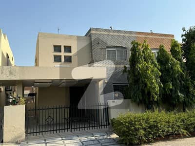 بحریہ ٹاؤن سفاری ولاز بحریہ ٹاؤن سیکٹر B,بحریہ ٹاؤن,لاہور میں 3 کمروں کا 8 مرلہ مکان 2.2 کروڑ میں برائے فروخت۔