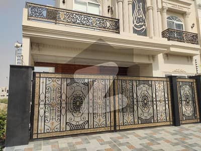 ڈی ایچ اے فیز 1 ۔ سیکٹر بی1 ڈی ایچ اے فیز 1,ڈی ایچ اے ڈیفینس,ملتان میں 5 کمروں کا 10 مرلہ مکان 3.5 کروڑ میں برائے فروخت۔