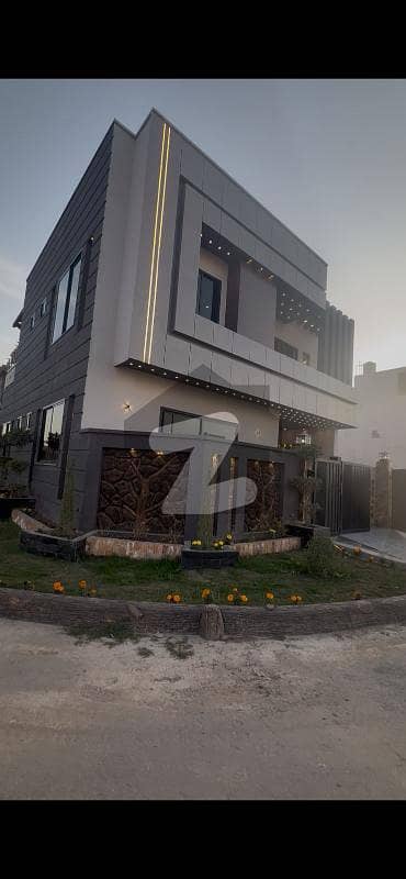 6.5 MARLA CORNER PRIME LOCATIOUN HOUSE 6.5 MARLA CORNER PRIME LOCATIOUN HOUSE