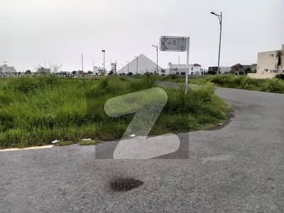 ڈی ایچ اے فیز 4 - بلاک ڈبل سی فیز 4,ڈیفنس (ڈی ایچ اے),لاہور میں 1 کنال رہائشی پلاٹ 5.5 کروڑ میں برائے فروخت۔