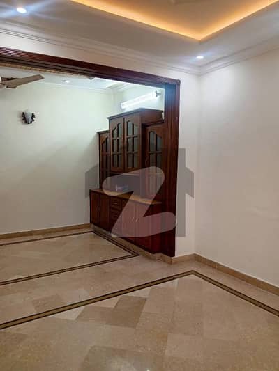 جی ۔ 8 اسلام آباد میں 3 کمروں کا 11 مرلہ بالائی پورشن 1.45 لاکھ میں کرایہ پر دستیاب ہے۔