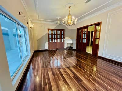 ایف ۔ 8 اسلام آباد میں 5 کمروں کا 1 کنال مکان 12.0 لاکھ میں کرایہ پر دستیاب ہے۔