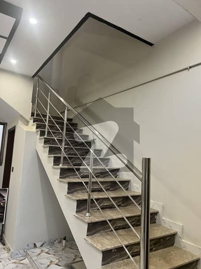زینت آباد سکیم 33,کراچی میں 5 مرلہ Studio مکان 2.95 کروڑ میں برائے فروخت۔