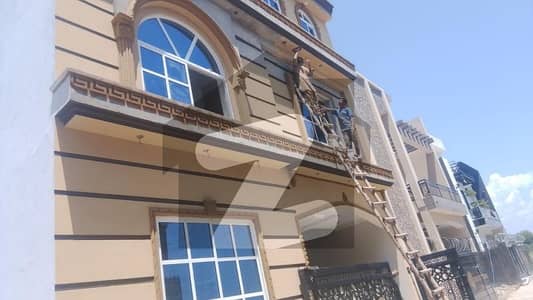 بنی گالہ اسلام آباد میں 4 کمروں کا 5 مرلہ مکان 2.0 کروڑ میں برائے فروخت۔
