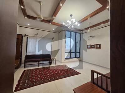 ڈی ایچ اے فیز 8 ڈی ایچ اے ڈیفینس,کراچی میں 4 کمروں کا 1 کنال مکان 4.75 لاکھ میں کرایہ پر دستیاب ہے۔