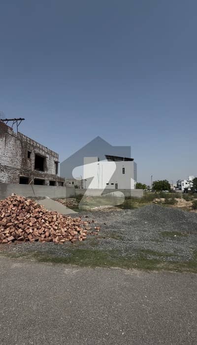 1 Kanal Prime Location Plot in Surrounding of Houses Ideal for Construction or investment