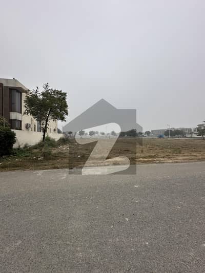 1 Kanal Plot in surrounding of Houses Prime Location