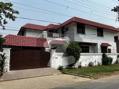 1 KANAL ELEGANT SUPER HOT LOCATED CORNER BUNGALOW IS AVAILABLE IN THE BEST BLOCK OF DHA LAHORE.