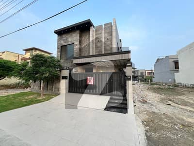 10 Marla Prime Location Designer'S Double Storey House For Sale On 80 Feet Road In Central Park Lahore