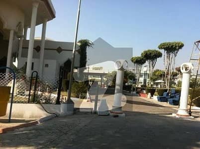 واپڈا ٹاؤن گوجرانوالہ میں 1 کنال رہائشی پلاٹ 4.5 کروڑ میں برائے فروخت۔