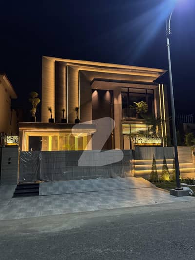 OWNER NEEDY 1 KANAL ORIGINAL MODREN DESIGN BUNGALOW FOR SALE NEAR TO PARK