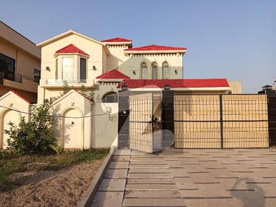 Perfect Facing Park 20 Marla House In DC Colony - Kaghan Block For sale