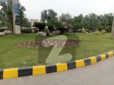 ڈی سی کالونی گوجرانوالہ میں 5 مرلہ رہائشی پلاٹ 1.15 کروڑ میں برائے فروخت۔