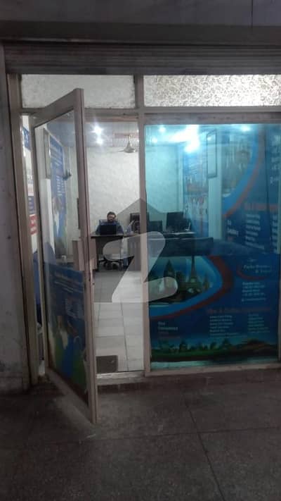 کوئنزروڈ لاہور میں 1 مرلہ Studio دفتر 65.0 لاکھ میں برائے فروخت۔