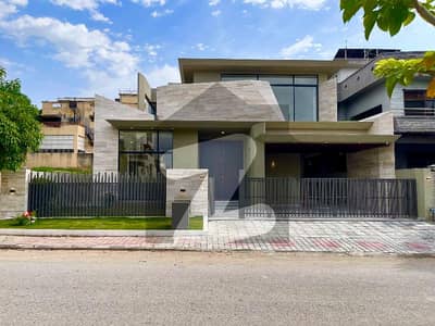 40 Marla with Attached Corner Plot Available Nearly Central Park
