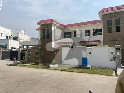 عسکری 11 ۔ سیکٹر بی عسکری 11,عسکری,لاہور میں 5 کمروں کا 12 مرلہ مکان 6.45 کروڑ میں برائے فروخت۔
