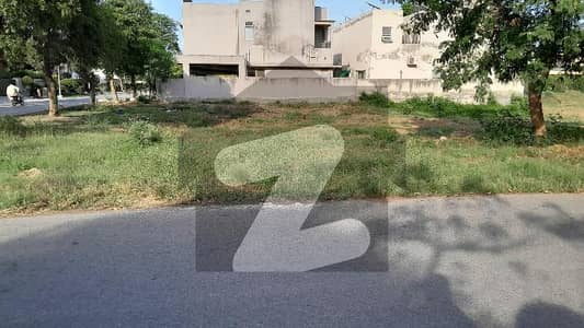 ڈی ایچ اے فیز 8 - بلاک ایس فیز 8,ڈیفنس (ڈی ایچ اے),لاہور میں 1 کنال رہائشی پلاٹ 4.25 کروڑ میں برائے فروخت۔
