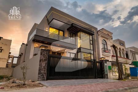 In DHA Phase 6 10 Marla House For rent