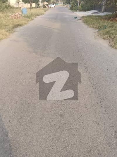 ڈی ایچ اے فیز 8 - بلاک ایکس فیز 8,ڈیفنس (ڈی ایچ اے),لاہور میں 1 کنال رہائشی پلاٹ 3.6 کروڑ میں برائے فروخت۔