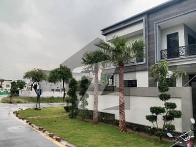 10 Marla Top Location Plot For Sale In Beacon House Society Near To Park Good Location Meeting Available With Owner