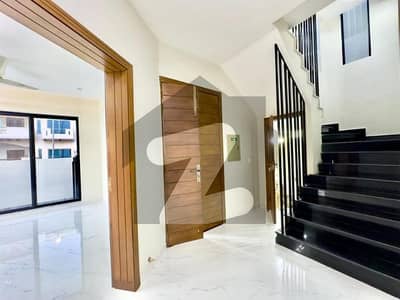 10 Marla Luxury House Available For Rent