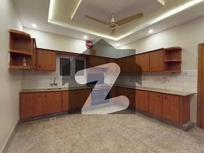ایف ۔ 11 اسلام آباد میں 4 کمروں کا 1 کنال مکان 3.65 لاکھ میں کرایہ پر دستیاب ہے۔