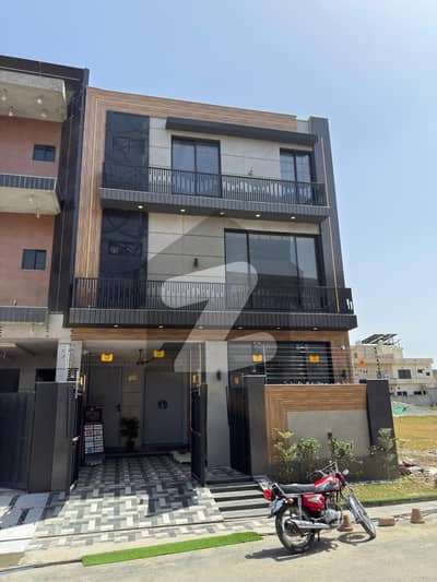 5 MARLA MODERN BRAND NEW BEAUTIFUL HOUSE FOR SALE IN A1 Block Central Park