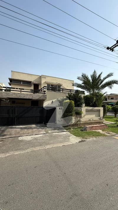 21 MARLA ELEGANT CORNER OLD BUNGALOW WITH BASEMENT AND BIG LAWN IS AVAILABLE IN THE BEST BLOCK OF DHA LAHORE.